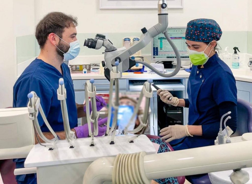 ¿Conoces las ventajas del último microscopio dental?